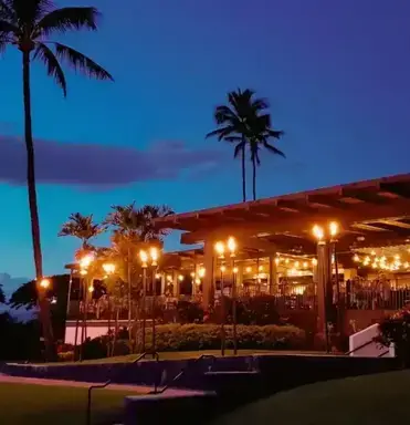 Exterior night view of Manoli’s Pizza Company restaurant in Wailea Maui